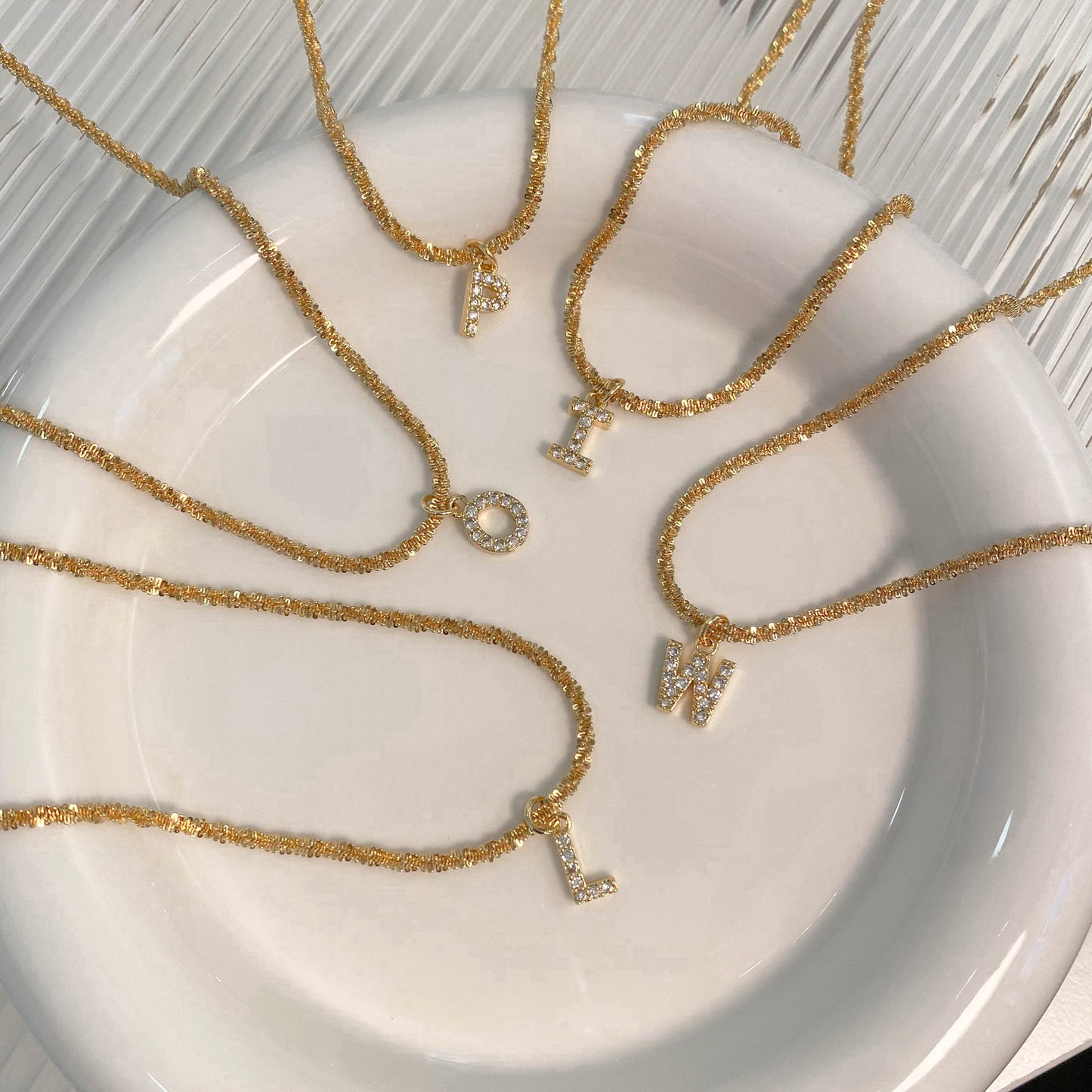 Collana da Donna Minimalista a Forma di Lettera in Acciaio al Titanio con Zirconi Intarsiati e Catena Ondulata