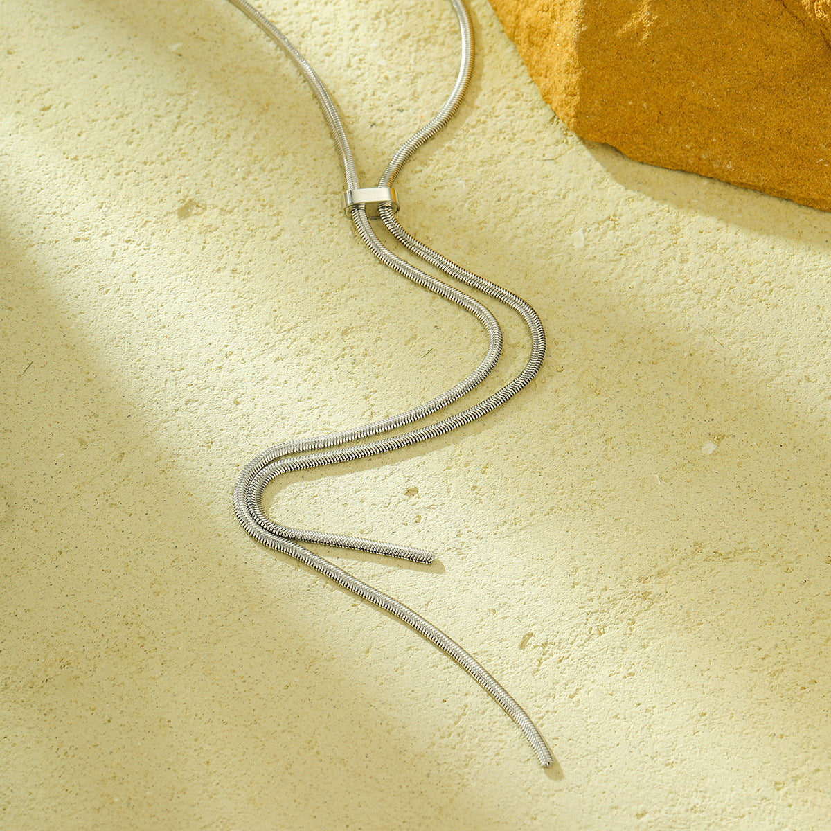 Collana con Pendente a Catena Serpente in Acciaio Inossidabile Minimalista e alla Moda con Dettaglio Nappa da Donna