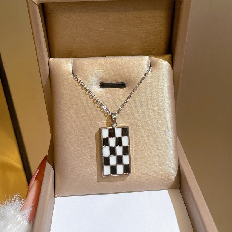 Collana Minimalista con Catena a Labbra in Acciaio al Titanio con Pendente in Rame e Intarsio di Strass