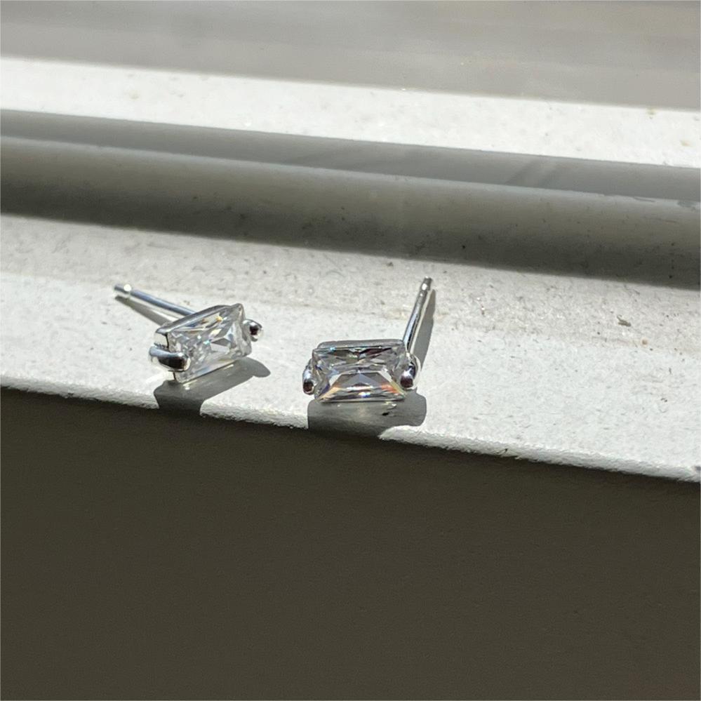 Orecchini a perno quadrati in zirconia cubica in stile coreano minimalista in argento sterling 925 da donna