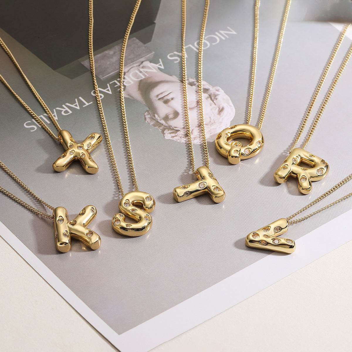 Collana da donna con ciondolo a lettera geometrico minimalista in ottone con placcatura in oro e intarsi in zircone