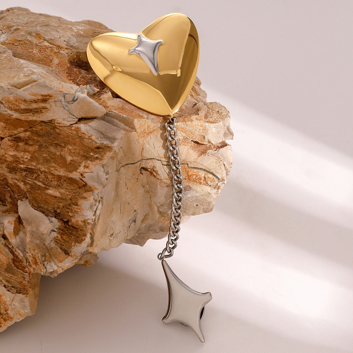 Elegante Broche de Acero Inoxidable con Forma de Corazón y Acabado Bañado para Mujer, Accesorio de Moda con Diseño Geométrico