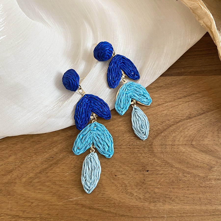 Pendientes de borla de rafia estilo Sweet Coastal, inspirados en Daphne, con postes de acero chapado en forma de hoja geométrica