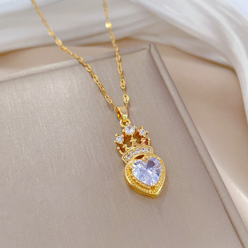 Collana con ciondolo a corona geometrica in acciaio al titanio di lusso per donna con intarsio di strass e delicata catena clavicola