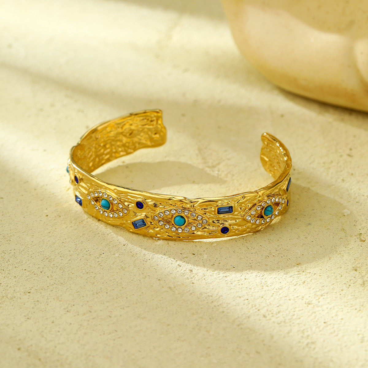Bracciale in acciaio al titanio con occhi d'angelo in stile vintage francese e pietre naturali intarsiate, con accenti di strass, in acciaio inossidabile ipoallergenico, dal design elegante e lussuoso