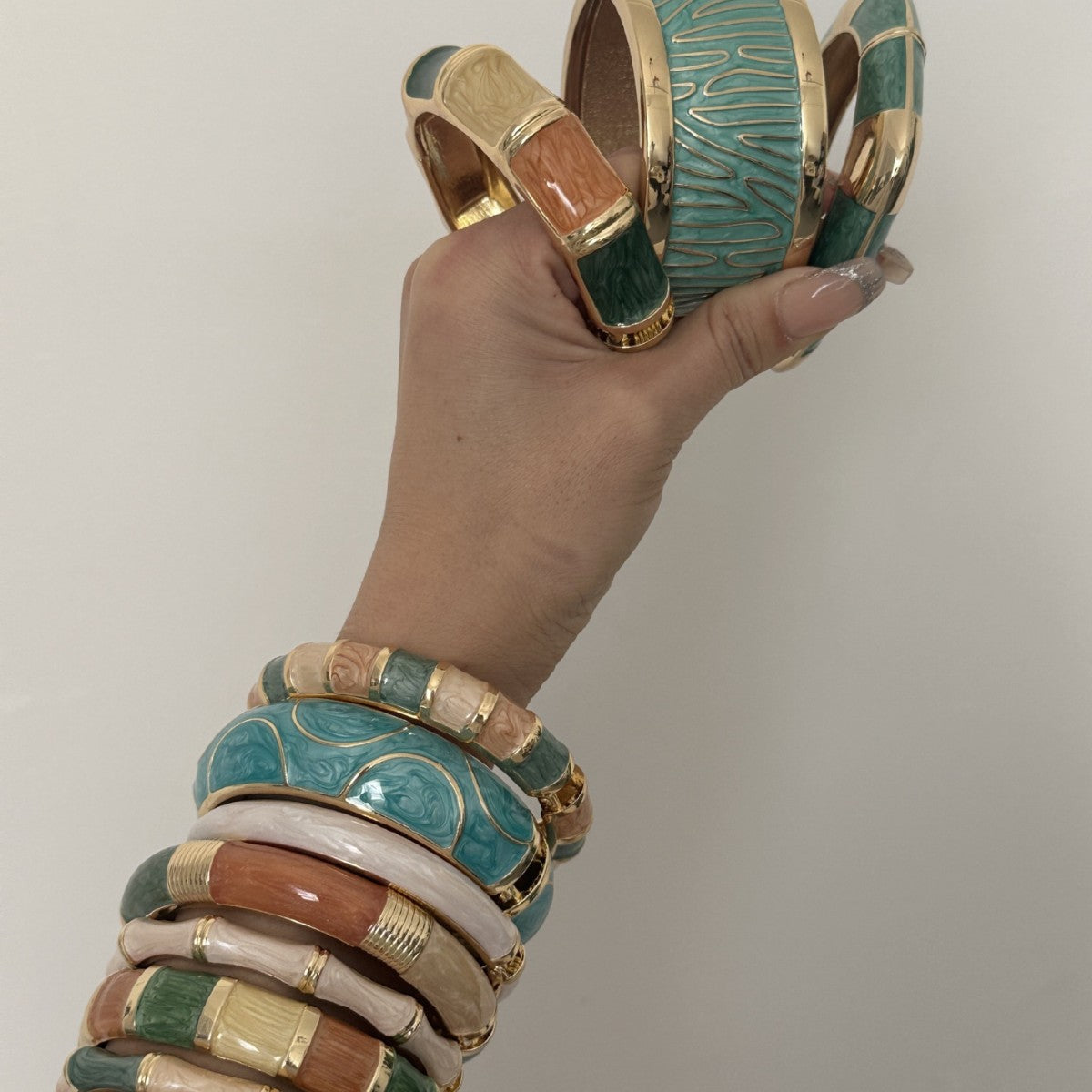 Bracciale a Polsino Aperto Ovale Rotondo Geometrico in Smalto ad Olio Gocciolante Colorato Minimalista Bohemien