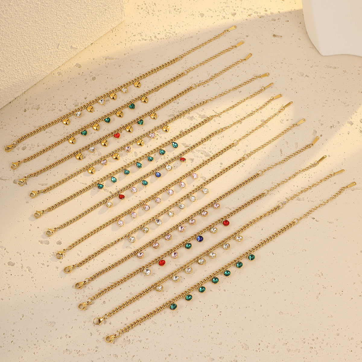 Braccialetto alla moda in acciaio inossidabile con cuore geometrico stile OL, intarsio di strass e dettaglio a nappa