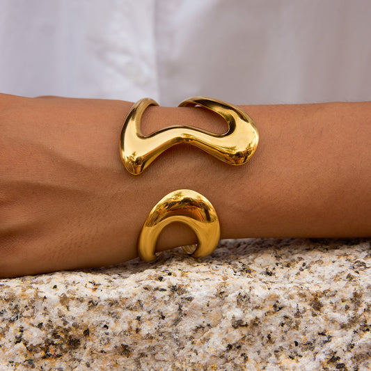 Bracciale geometrico minimalista da donna in acciaio al titanio placcato oro con design ad apertura regolabile
