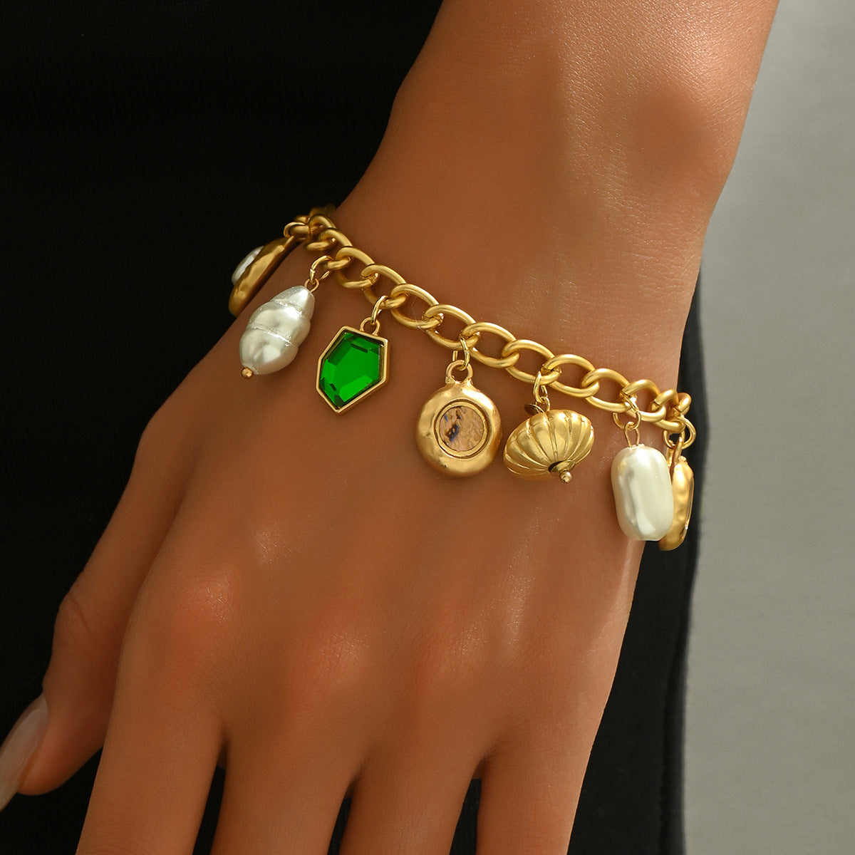 Geometric Heart-Shaped Zinc Alloy Bracelet with Rhinestone Inlay for Women, Fashionable and Versatile Everyday Accessory