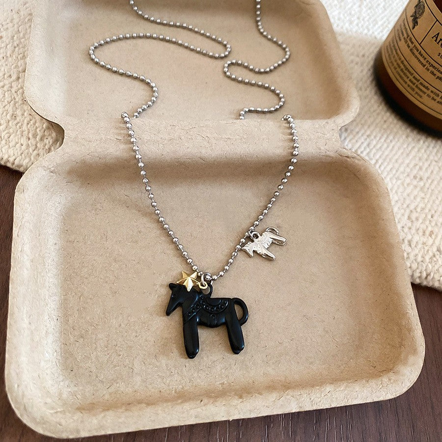 Collar con colgante de caballo minimalista de lujo para mujer en madera con chapado en oro de 18 quilates — Cadena para suéter de uso diario