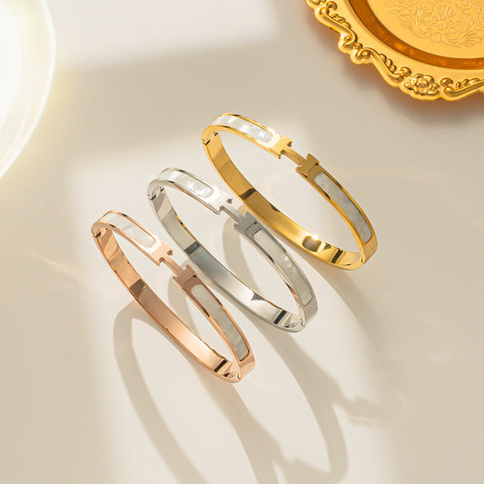 Bracciale minimalista a H in acciaio al titanio da donna con dettagli intarsiati, gioiello alla moda e di tendenza