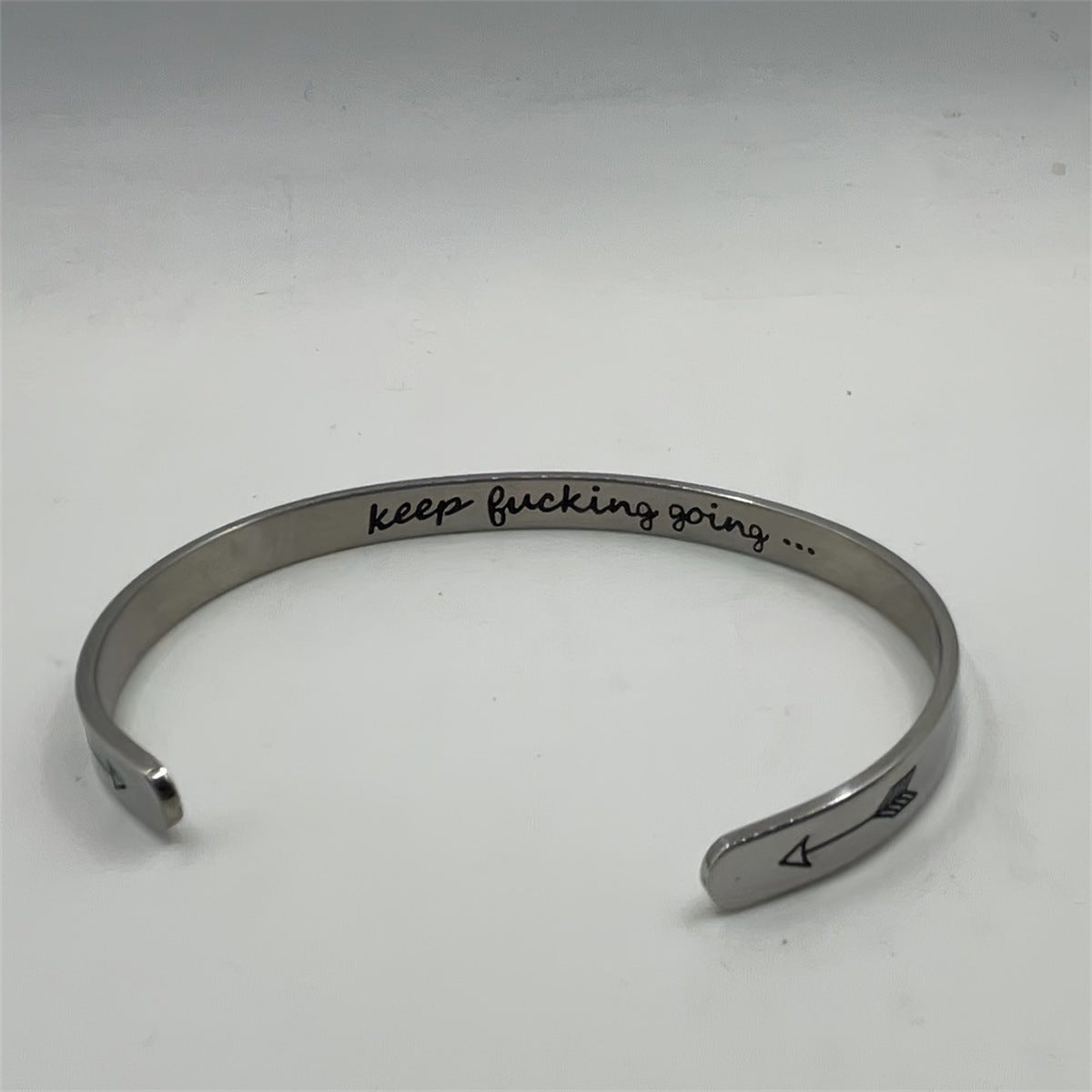 Bracciale regolabile a C in acciaio inox lucidato, stile minimalista naturale