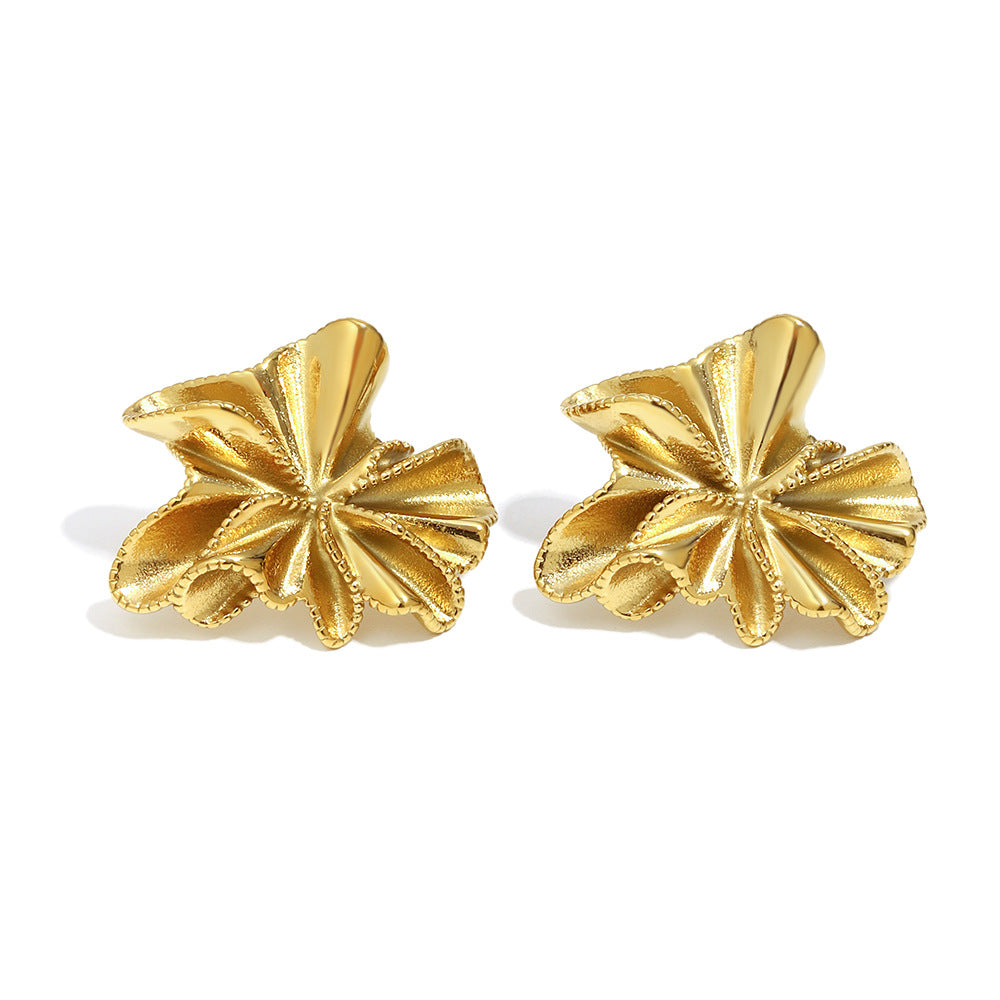 Orecchini floreali minimalisti in acciaio inossidabile con placcatura in oro 18 carati e design a petalo testurizzato da donna