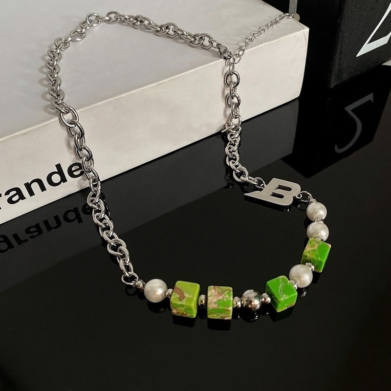 Collana Minimalista Geometrica in Acciaio al Titanio con Finitura Lucida per Uomo e Donna, Catenina Unisex con Ciondolo a Lettera