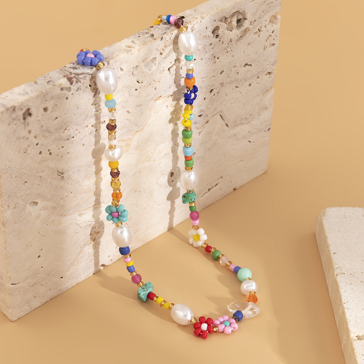 Collana Minimalista Margherite con Perle Imitazione e Dettagli Geometrici in Resina, Finitura Galvanica da Donna