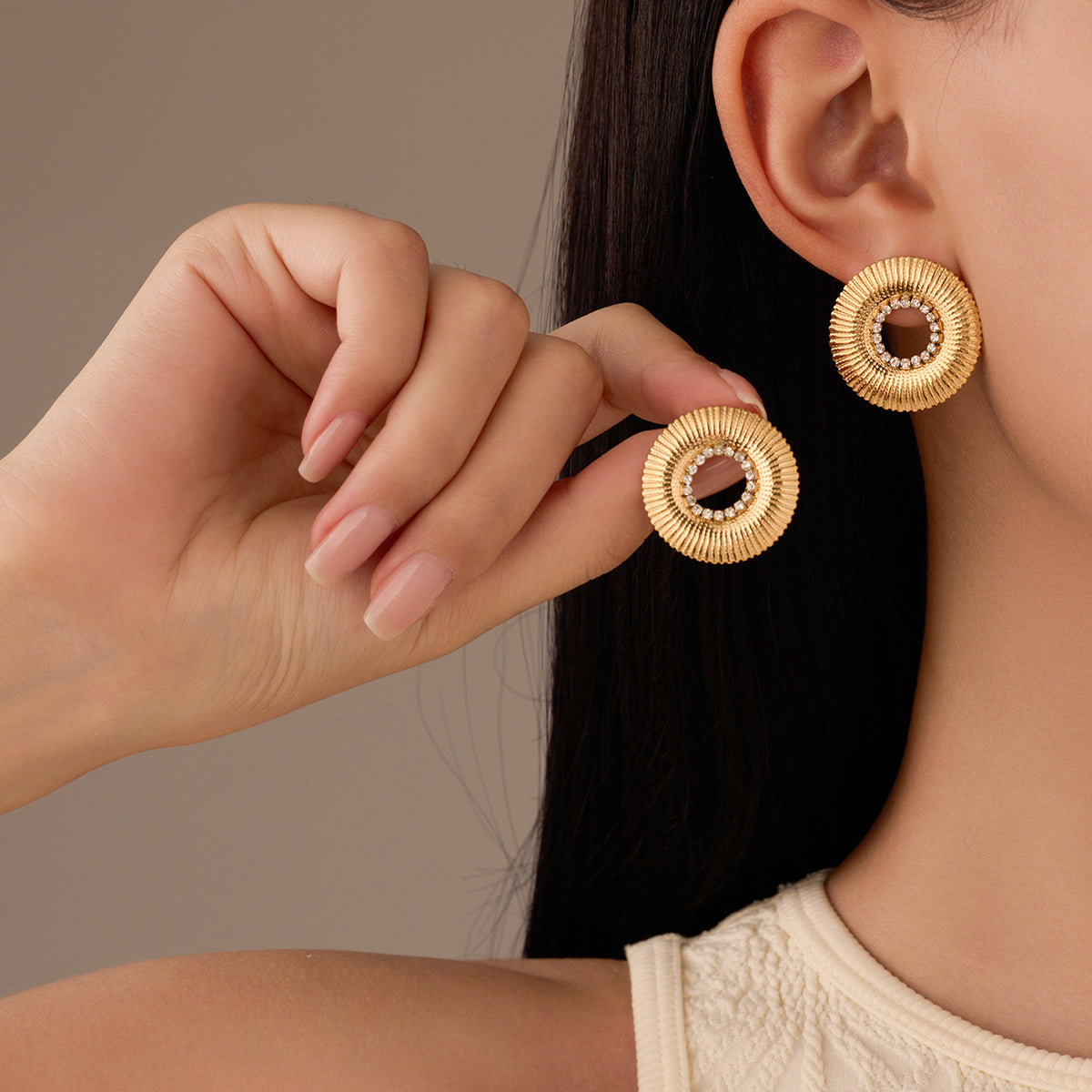 Pendientes de botón minimalistas de acero inoxidable chapado en oro de 18 quilates con forma redonda hueca y diamantes de imitación para mujer