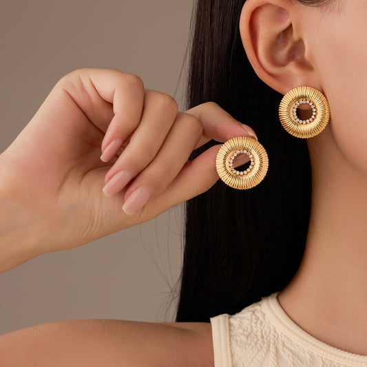 Pendientes de botón minimalistas de acero inoxidable chapado en oro de 18 quilates con forma redonda hueca y diamantes de imitación para mujer