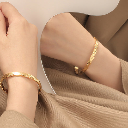 Bracciale in acciaio al titanio con motivo a griglia geometrica, stile minimalista francese chic, placcato oro e argento