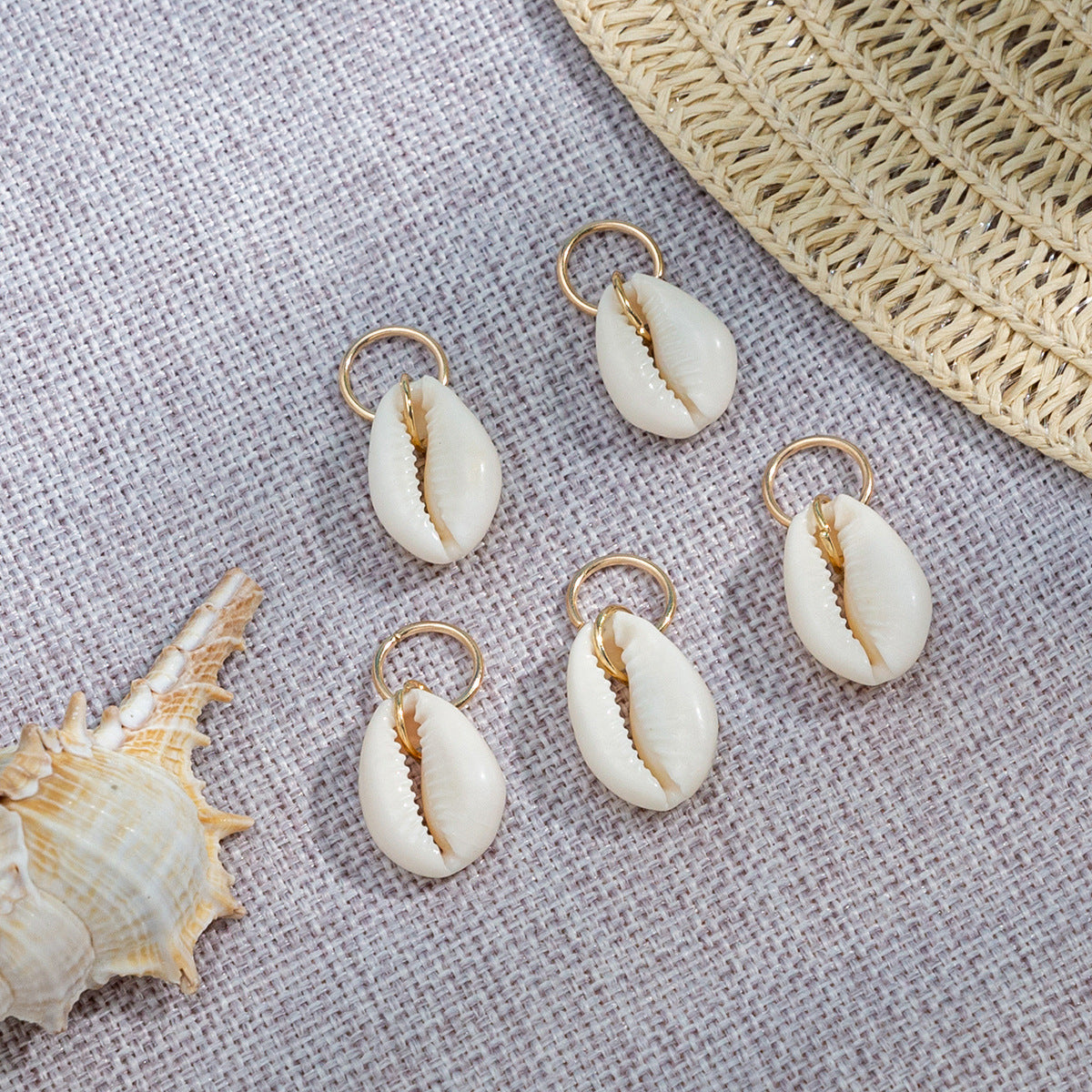 Anillo minimalista geométrico para el cabello inspirado en la playa con colgante de concha y detalles de borlas para mujer