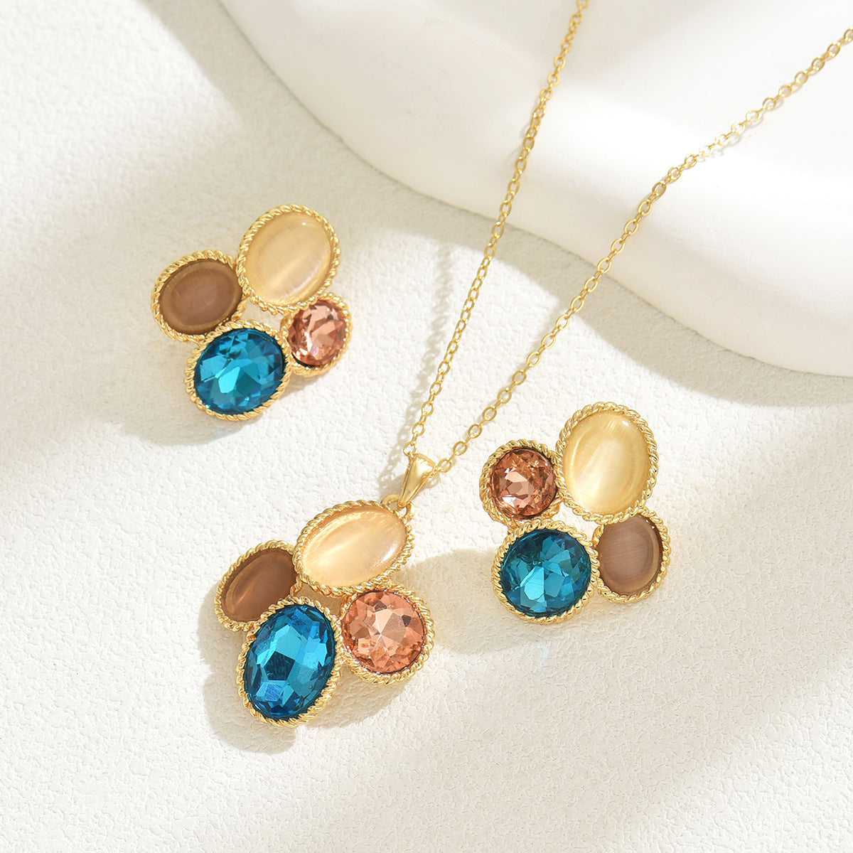 Set di collana e orecchini geometrici minimalisti da donna in rame con strass placcati oro per un'eleganza quotidiana