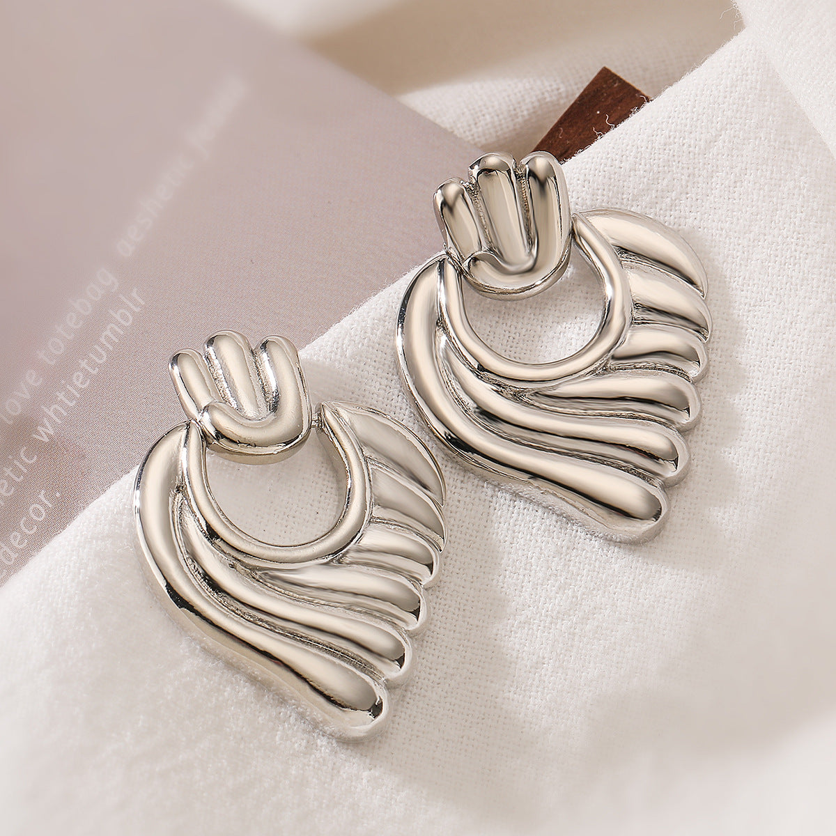 Minimalist Irregular Geometric Heart-Shaped Copper Earrings for Women Lightweight Luxury-Style Fashion Ear Jewelry