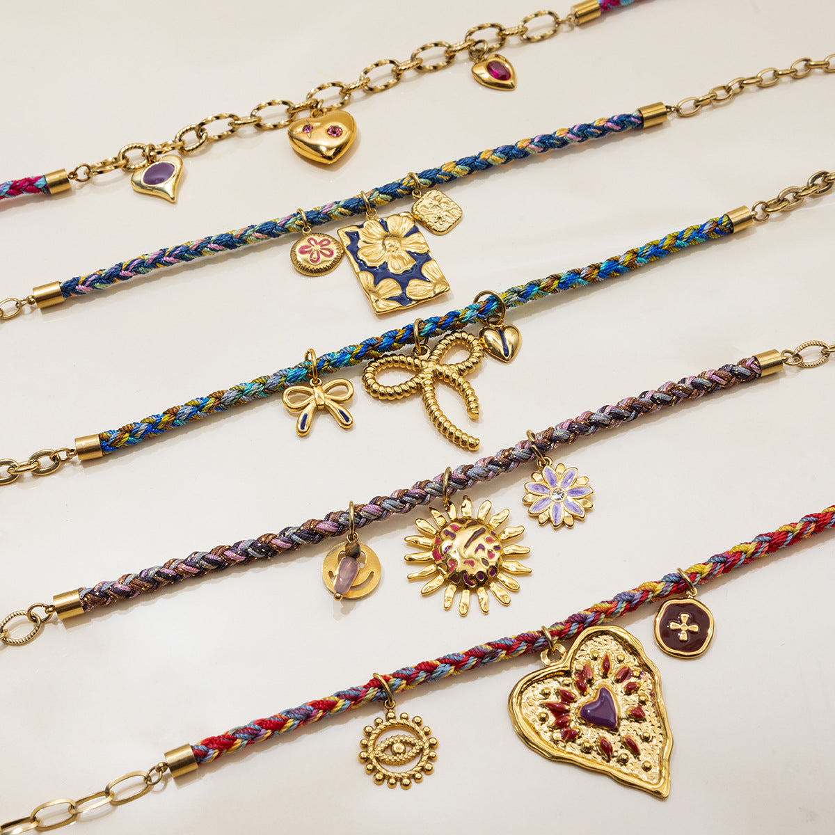 Collar con colgante minimalista de esmalte de acero inoxidable con forma de corazón para mujer, con detalle de acero de titanio pulido y cadena ajustable