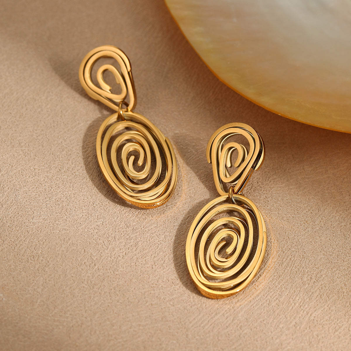 Conjunto de collar y pendientes de espiral geométrica hueca de moda en acero inoxidable con chapado en oro de 18 quilates para mujer