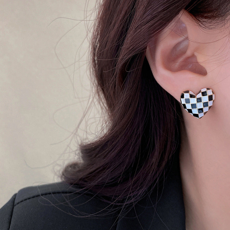Fashionable Minimalist Heart-Shaped Alloy Stud Earrings for Women with Enamel Finish