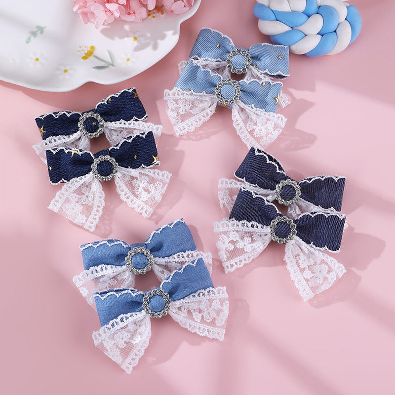 Fermaglio per Capelli da Bambina a Forma di Fiocco in Denim Stile Naturale con Stella in Lamina d'Oro e Bordo in Pizzo, Fermaglio a Becco d'Anatra