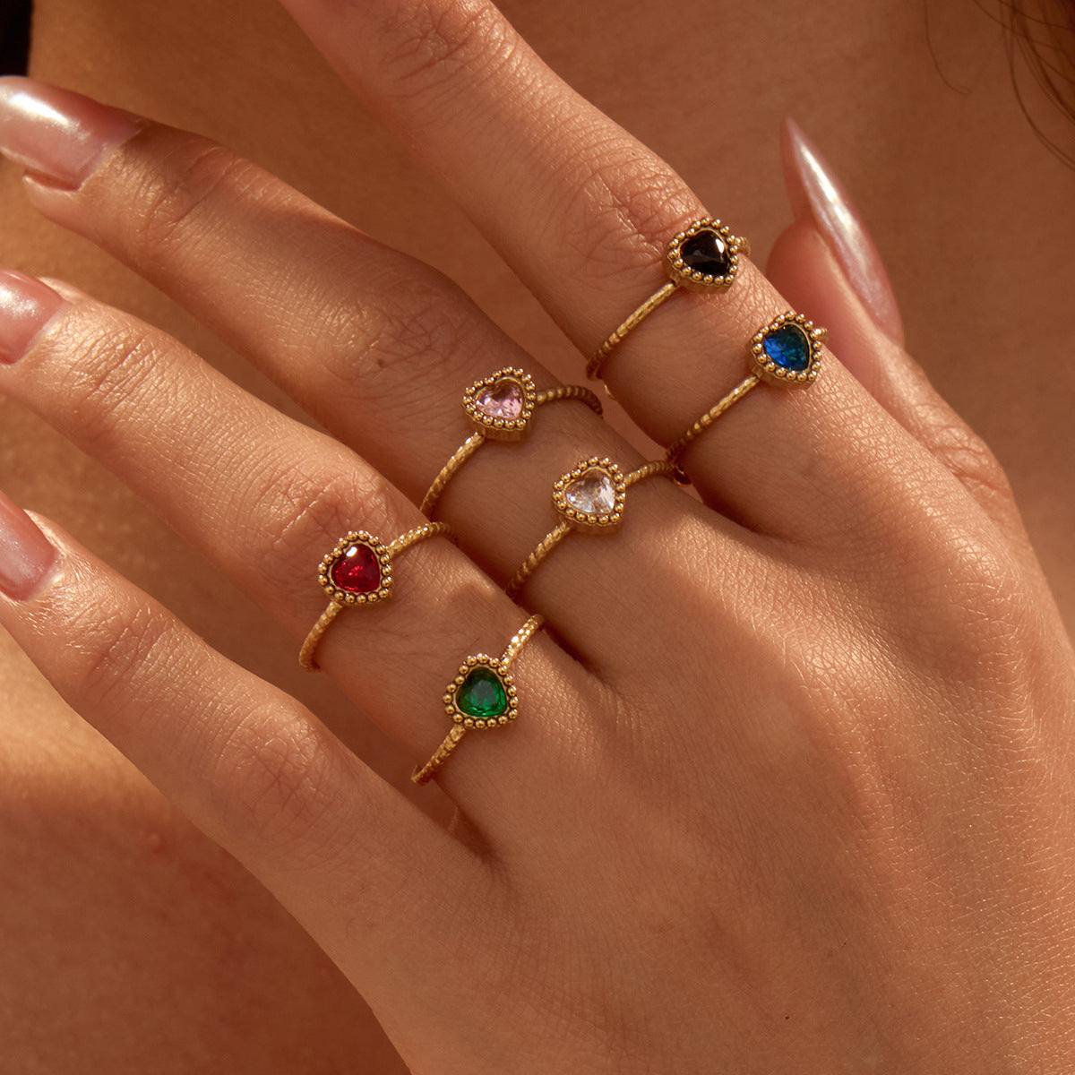 Elegante Anillo de Acero Inoxidable para Mujer con Circonita en Forma de Corazón y Acabado Bañado