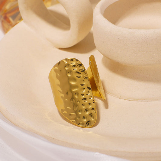 Geometric Oval Hammered Stainless Steel Ring with 18K Gold Plating for Unisex Wear