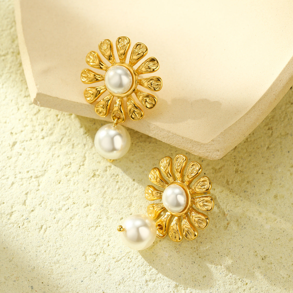 Pendientes de Acero Inoxidable con Flores y Perlas de Lujo Ligero para Mujer con Acabado Chapado, Joyas Cotidianas Modernas y Versátiles