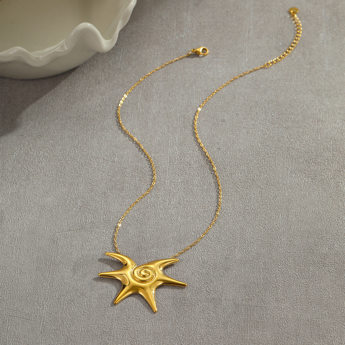 Collana Pendente Sole Geometrico Minimalista in Acciaio al Titanio con Placcatura in Oro da Donna