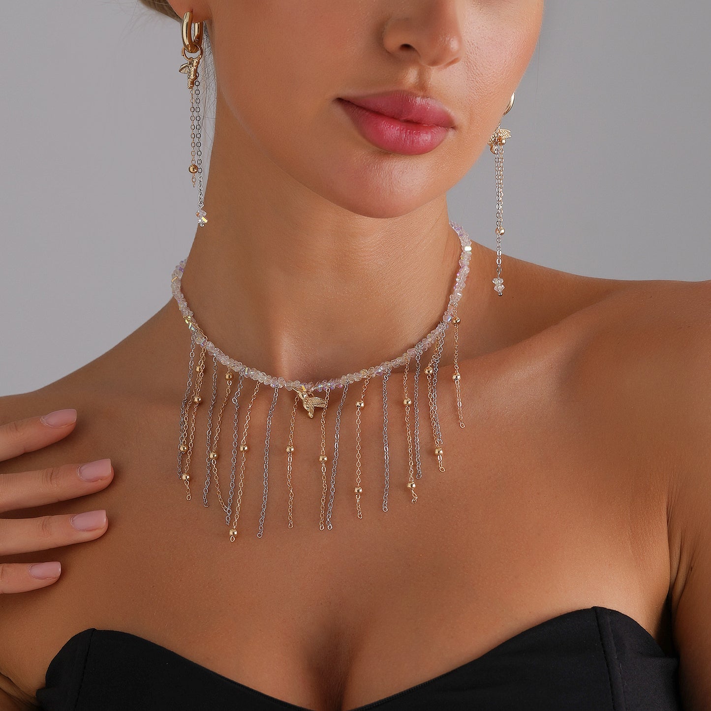 Collar con colgante de aleación con forma de pájaro de estilo minimalista con detalles en oro y cristal para mujer