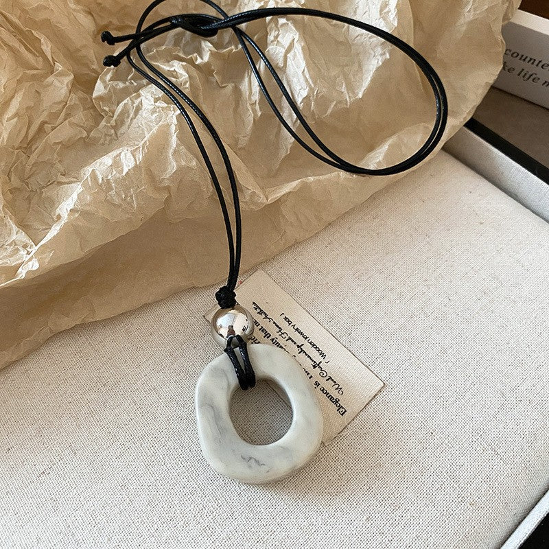 Collana con ciondolo geometrico in acrilico stile retrò da donna con charm in lega, fatta a mano, catena a strati alla moda minimalista