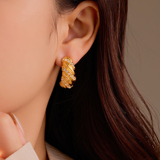 Pendientes de cuerno de acero inoxidable estilo vintage con incrustaciones de circonita y chapado en oro para mujer