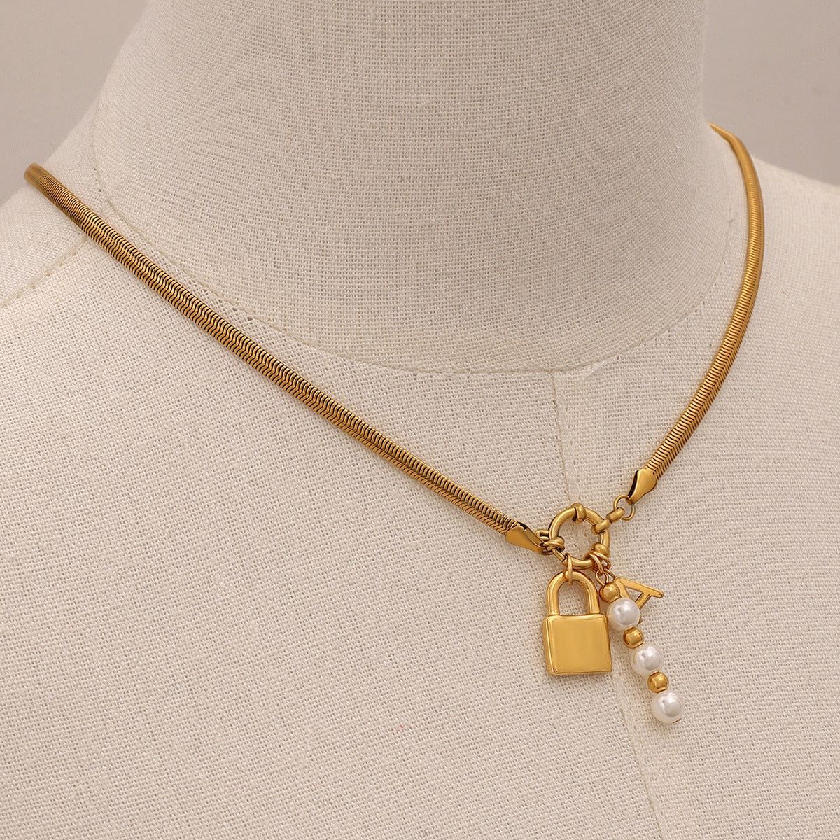 Collana con Ciondolo a Lettera Minimalista Naturale e Fresco in Acciaio Inossidabile con Intarsio in Madreperla su Catena a O per Donne