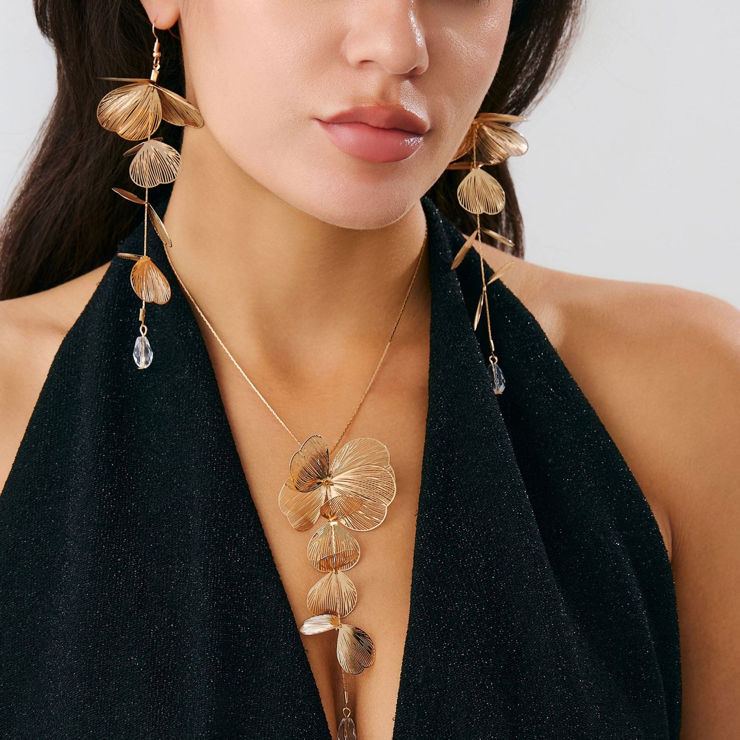 Collana Pendente Minimalista a Foglia di Ginkgo da Donna con Perla di Imitazione e Catena a Y in Metallo con Finitura Elettrodeposita