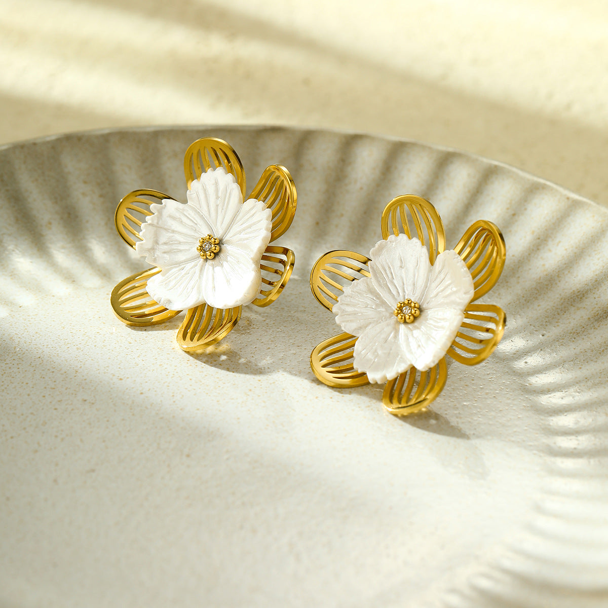 Orecchini pendenti da donna con fiore di gardenia traforato in acciaio inossidabile placcato oro 18 carati, stile minimalista vintage