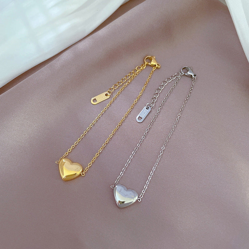 Bracciale a Cuore Minimalista in Acciaio al Titanio Tonalità Fredda per Donna con Intarsio Dorato e Texture Ondulata