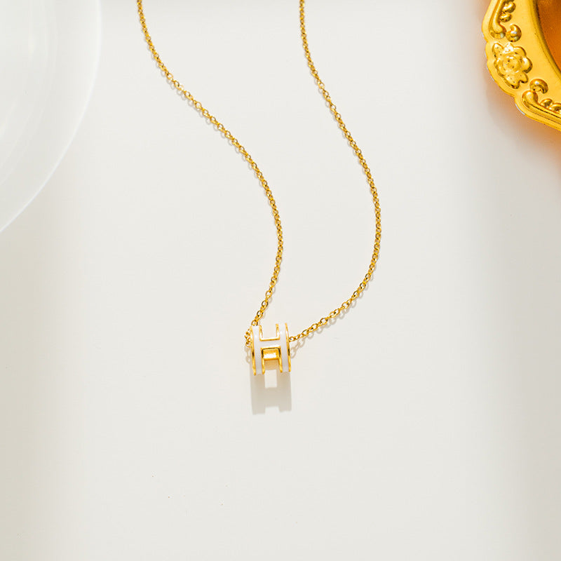 Collana con ciondolo minimalista a forma di H in acciaio al titanio per donna con finitura placcata e catena a O