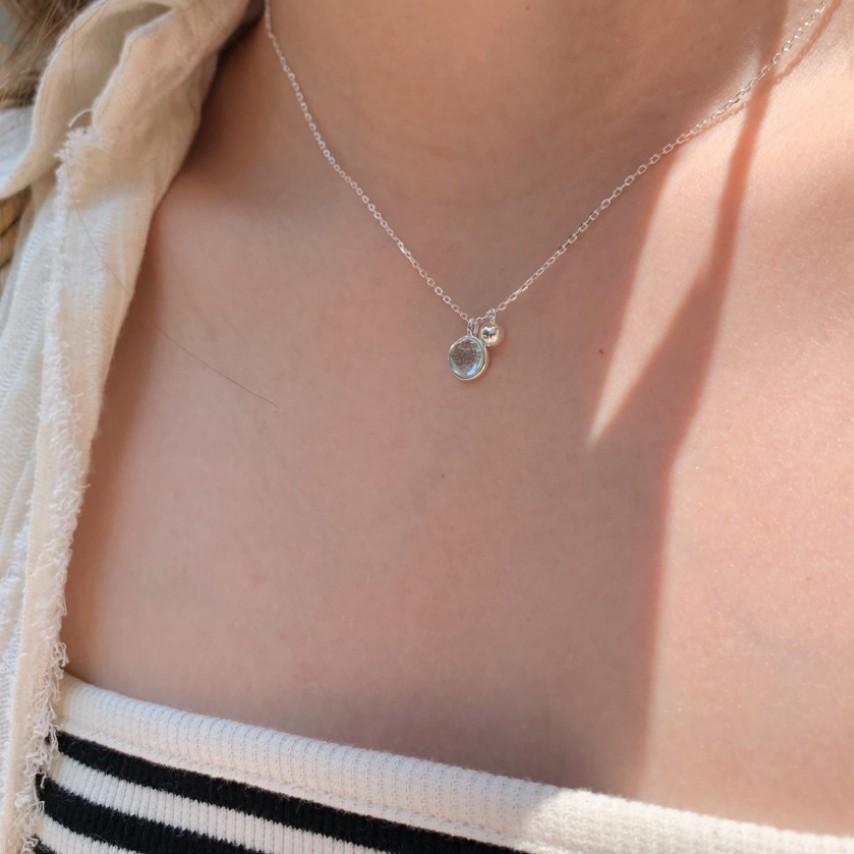 Collar con colgante redondo geométrico minimalista de plata de ley 925 con detalles de cristal