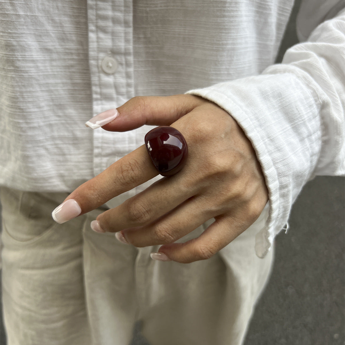 Anello da donna in resina geometrico minimalista con effetto marmorizzato e finitura epossidica lucida
