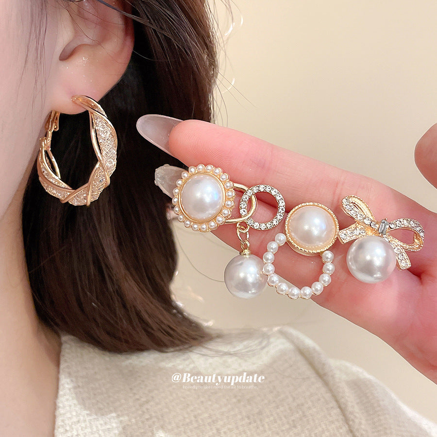 Eleganti orecchini a perno con fiocco vintage e perle, con accenti di strass in acciaio placcato per donne
