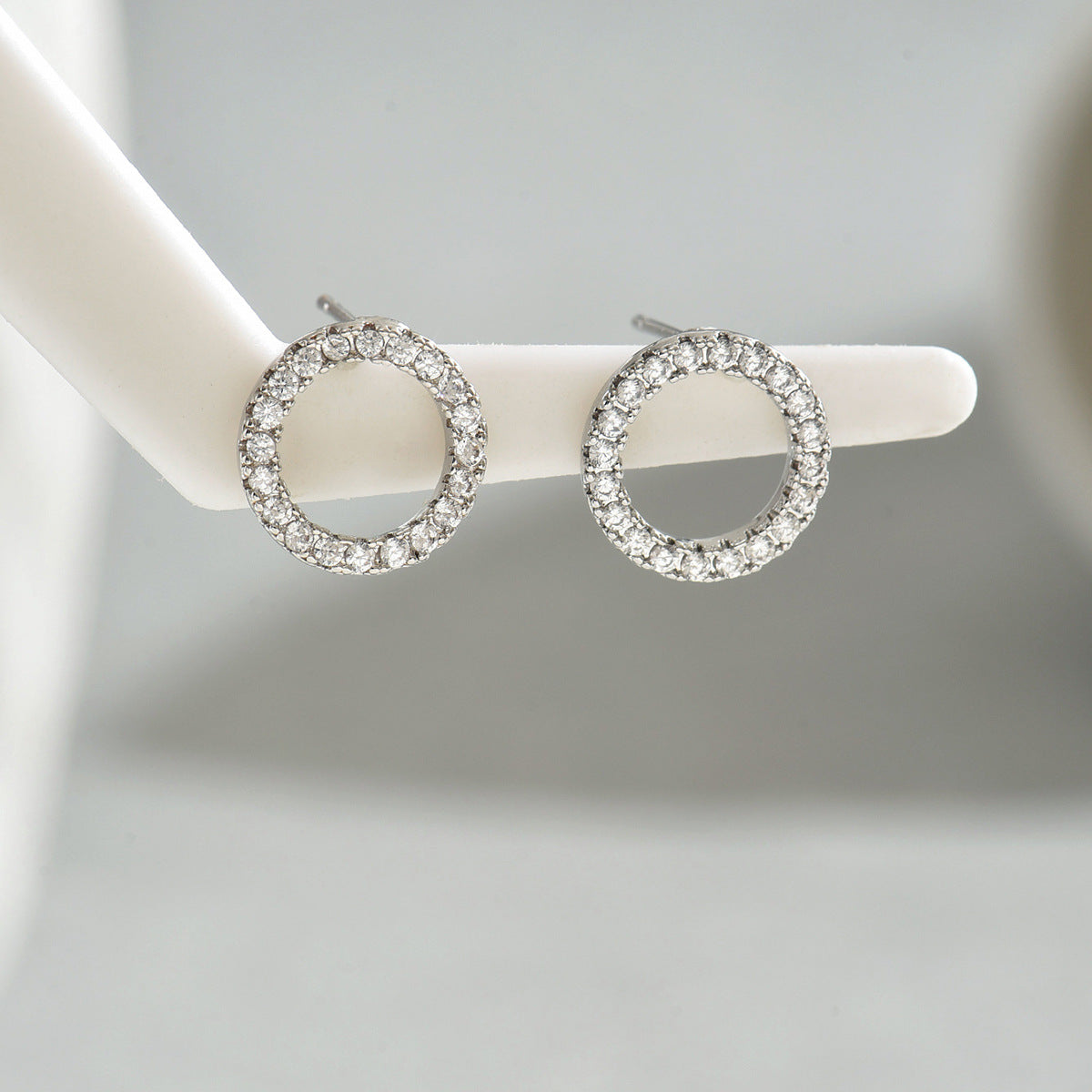 Dulces pendientes minimalistas geométricos para mujer con incrustaciones de circonita en base de cobre y postes de acero inoxidable