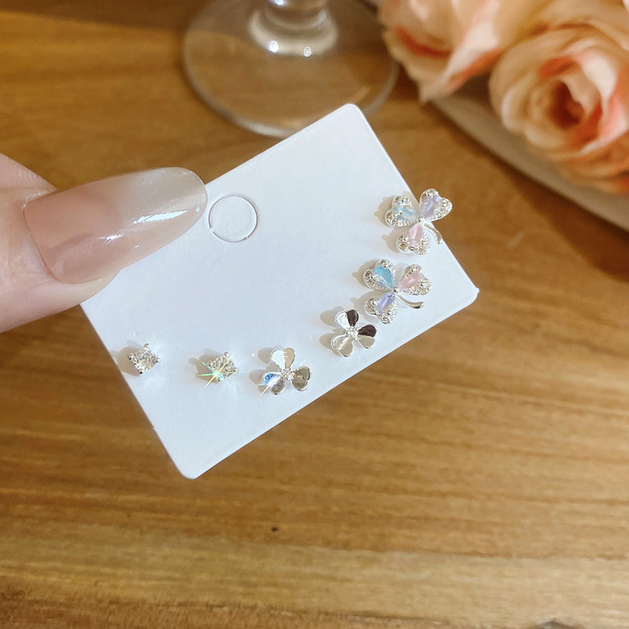 Orecchini a perno da donna minimalisti ed eleganti con fiori, perle e zirconi, con perni in acciaio inossidabile e finitura di lusso