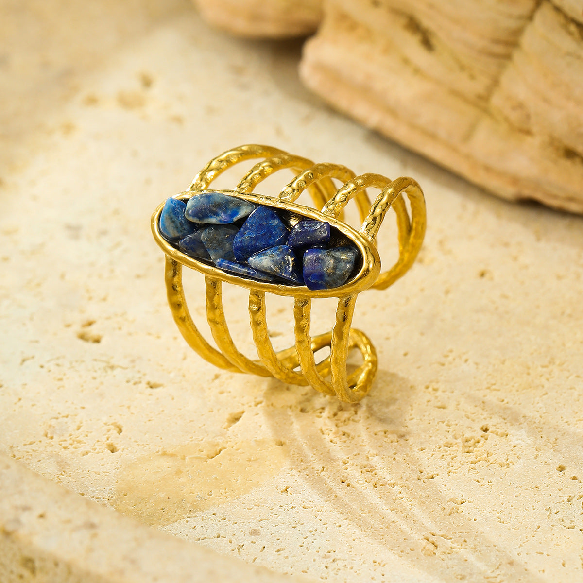 Anello Aperto Minimalista Geometrico in Acciaio al Titanio Placcato Oro 18K con Intarsio in Pietra Naturale