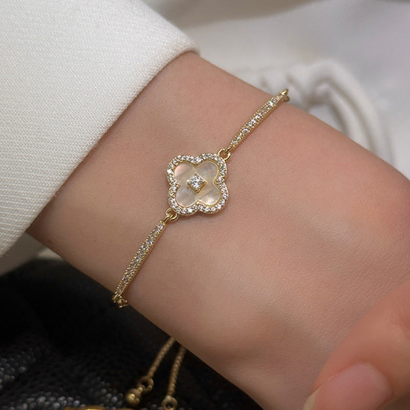 Bracciale da donna elegante placcato oro con zirconi e foglie di abalone, accessorio di lusso minimalista