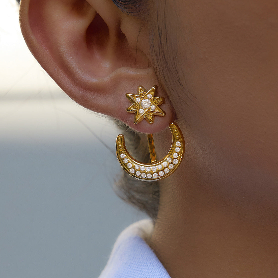 Pendientes de acero inoxidable en forma de luna minimalista con incrustaciones de circonita y chapado en oro PVD para mujer
