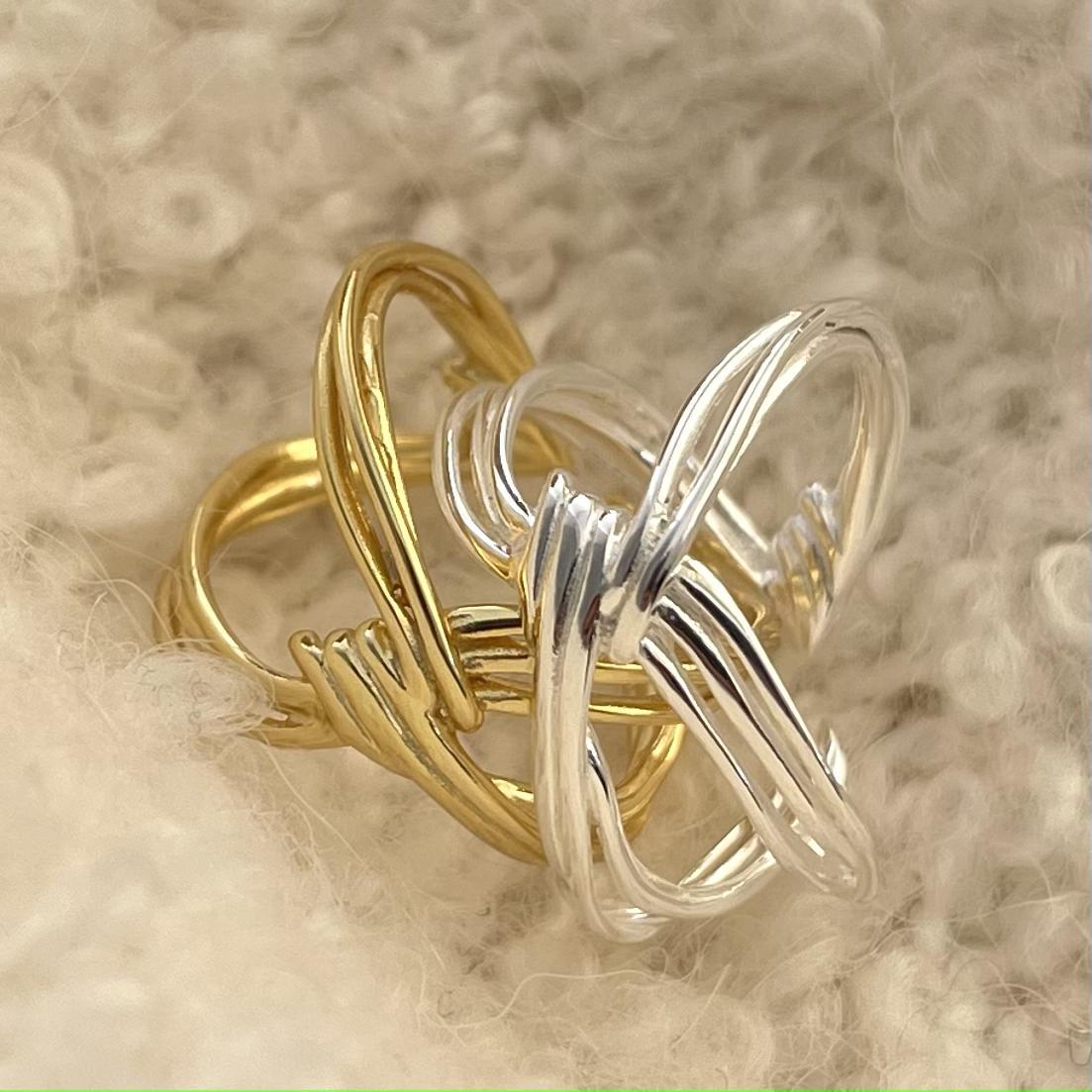 Anillo de plata de ley 925 con corazón anudado cruzado minimalista con textura geométrica para mujer